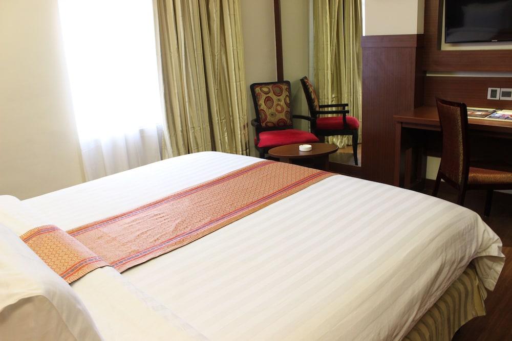 Best Western Plus Makassar Beach Exterior photo
